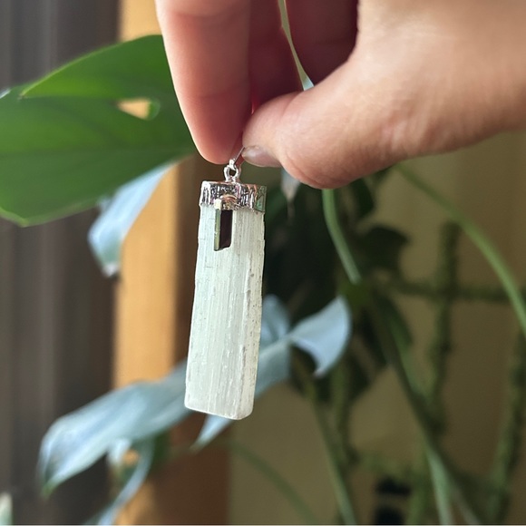 Selenite and black tourmaline pendant - Picture 2 of 2